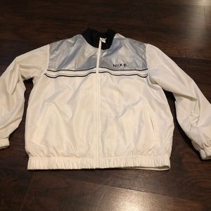 Nike windbreaker size M for boys fits like an XS
